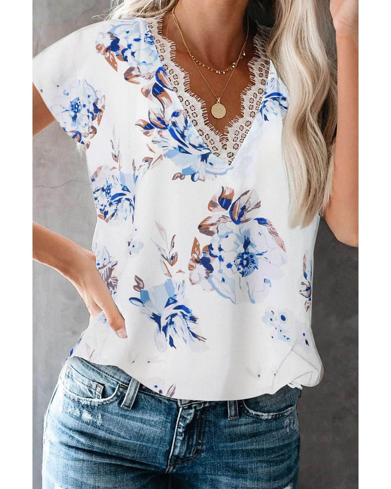 Azura Exchange Scalloped V Neck Short Sleeves Top - M